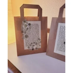 Clearance 2 er Set Geschenktüten aus Kraftpapier verziert mit alter Buchseite & Eukalyptus Geschenkverpackungen