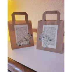 Clearance 2 er Set Geschenktüten aus Kraftpapier verziert mit alter Buchseite & Eukalyptus Geschenkverpackungen