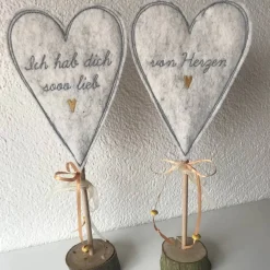 2 er Set Herzen auf Standfuß in der Farbe SENF  - Tisch/Fenster Dekoration aus 100 % Wollfilz - für liebe Menschen Tischdekoration