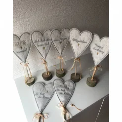 2 er Set Herzen auf Standfuß in der Farbe SENF  - Tisch/Fenster Dekoration aus 100 % Wollfilz - für liebe Menschen Tischdekoration