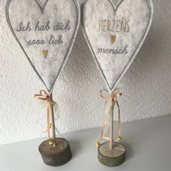 2 er Set Herzen auf Standfuß in der Farbe SENF  - Tisch/Fenster Dekoration aus 100 % Wollfilz - für liebe Menschen Tischdekoration