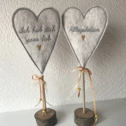 2 er Set Herzen auf Standfuß in der Farbe SENF  - Tisch/Fenster Dekoration aus 100 % Wollfilz - für liebe Menschen Tischdekoration