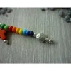 1 farbenfrohe Gastgeschenk / Charm mit Kreuz und Fisch / Regenbogenfarben Dekoration