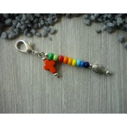 1 farbenfrohe Gastgeschenk / Charm mit Kreuz und Fisch / Regenbogenfarben Dekoration