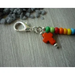 1 farbenfrohe Gastgeschenk / Charm mit Kreuz und Fisch / Regenbogenfarben Dekoration