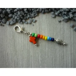 1 farbenfrohe Gastgeschenk / Charm mit Kreuz und Fisch / Regenbogenfarben Dekoration