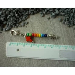 1 farbenfrohe Gastgeschenk / Charm mit Kreuz und Fisch / Regenbogenfarben Dekoration