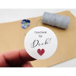 Clearance 12 Papieraufkleber mit Aufschrift Geschenk für dich in rot mit schwarz weiß 4cm rund Sticker & Aufkleber