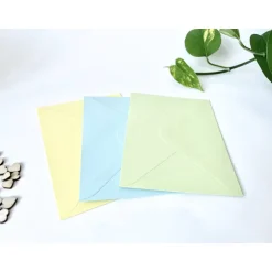 30 Stück Kartenset Klappkarten aus Kraftpapier in blau, grün und gelb Einladungskarten