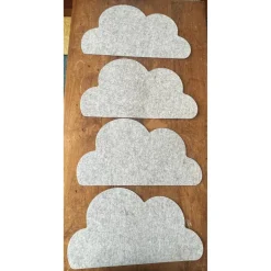 Tischdekoration|DiyDrei 4 Stück Tischsets hellgrau mit goldfarbenen Dackelmotiv, Wolkenform, ca 45 x 25 cm