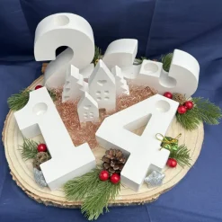 Adventskränze|HerzschlagDesign Advents-Deko mit Zahlen 1–4 & Winterdorf auf Baumscheibe – handgefertigte Weihnachtsdeko mit Stabkerzenhaltern