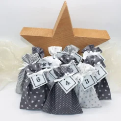Adventskalender|Monemy Adventskalender / Säckchen zum Befüllen / Stoffsäckchen mit Zahlen grau weiß