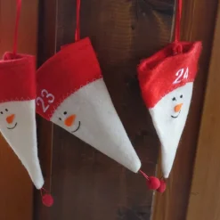 Adventskalender|Evas Vintage Adventskalender aus Filzmützen mit stilisiertem Schneemann-Gesicht