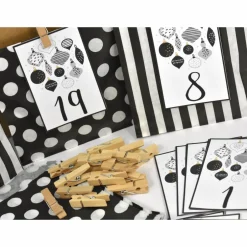 Sale Adventskalender DIY mit Kraftpapiertüten, Zahlen und Holzklammern mir grafischen Motiven Adventskalender