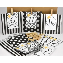 Adventskalender|Cathy Thica Adventskalender DIY mit Kraftpapiertüten, Zahlen und Holzklammern mir grafischen Motiven