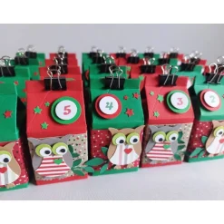 Adventskalender|IdeenOase Adventskalender hergestellt aus 24 kleinen Milchkartons in rot und grün