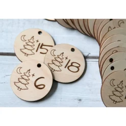 Adventskalender|nice-4u Adventskalender Holz 38×21 cm – Winterlandschaft mit Bär, Acryl-Name, 4 mm Birke | Brett / Zahlen / Komplettset