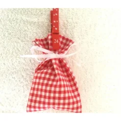 Adventskalender|HOBBYHAUS Adventskalender in Rot-Weiß mit roten Wäscheklammer-Zahlen von
