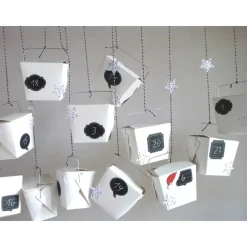 Adventskalender in schwarz/weiß zum aufhängen aus Take-away Boxen zum befüllen Adventskalender