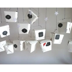 Adventskalender in schwarz/weiß zum aufhängen aus Take-away Boxen zum befüllen Adventskalender