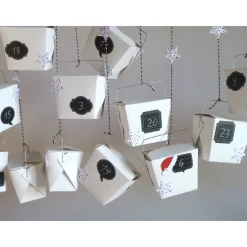 Adventskalender in schwarz/weiß zum aufhängen aus Take-away Boxen zum befüllen Adventskalender