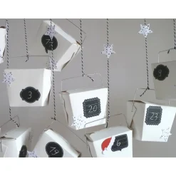 Adventskalender in schwarz/weiß zum aufhängen aus Take-away Boxen zum befüllen Adventskalender