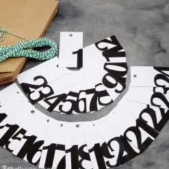 Adventskalender|Reizvolle Karten und mehr Adventskalender Tüten und Zahlenanhänger zum Befüllen – DIY Kalender Set mit Kordeln