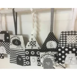 Adventskalender|Herzknoten Adventskalender, Vorweihnachten, schwarz-weiß, nordisch, 24 Häuschen zum Aufhängen, gestickt, genäht,
