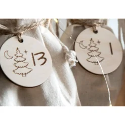 Clearance Adventskalender Zahlen Holz 1–24, rund Ø4,5 cm – Tannenbaum graviert, lasergeschnitten, wiederverwendbar Adventskalenderzahlen