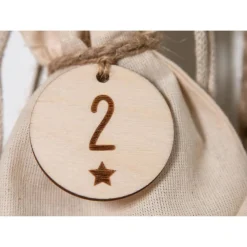 Adventskalender Zahlen Holz 1–24 Ø4,5 cm | Runde Anhänger mit Stern-Gravur aus Birkensperrholz, wiederverwendbar Adventskalenderzahlen