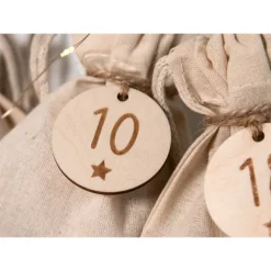 Adventskalender Zahlen Holz 1–24 Ø4,5 cm | Runde Anhänger mit Stern-Gravur aus Birkensperrholz, wiederverwendbar Adventskalenderzahlen