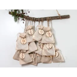 Adventskalender Zahlen Holz 1–24 Ø4,5 cm | Runde Anhänger mit Stern-Gravur aus Birkensperrholz, wiederverwendbar Adventskalenderzahlen