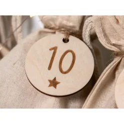 Adventskalender Zahlen Holz 1–24 Ø4,5 cm | Runde Anhänger mit Stern-Gravur aus Birkensperrholz, wiederverwendbar Adventskalenderzahlen