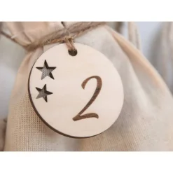Online Adventskalender Zahlen Holz 1–24, rund Ø4,5 cm, mit ausgeschnittenen Sternen – handgefertigt & wiederverwendbar Adventskalenderzahlen