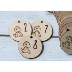 Adventskalenderzahlen|nice-4u Adventskalender Zahlen Holz 1–24, rund Ø4,5 cm | lustiger Drache graviert, wiederverwendbar