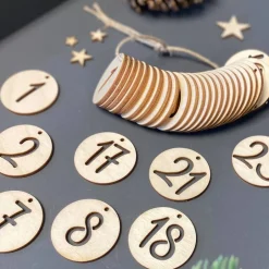 Best Adventskalender Zahlenanhänger aus Holz im Stencil-Stil – Set 1 bis 24 Adventskalenderzahlen