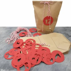 Adventskalender|Reizvolle Karten und mehr Adventskalender zum Befüllen – 24 Kraftpapierbeutel mit roten Zahlenanhängern & Kordeln