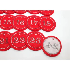Adventskalenderzahlen|Monemy Adventskalenderzahlen rot Filz rund bestickt / Zahlen Anhänger Adventskalender