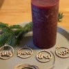 Adventskranz Zahlen|Werkstatt am See Adventskranz Anhänger Wörter aus Holz – Set eins, zwei, drei, vier