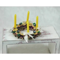 New Adventskranz aus Holz mit echten gelben Kerzen im Kerzenhalter, gelb, creme, violett gehaltene Dekoration Adventskränze