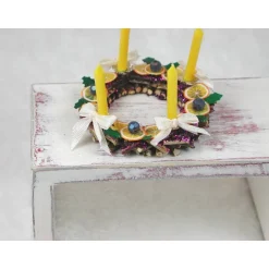 New Adventskranz aus Holz mit echten gelben Kerzen im Kerzenhalter, gelb, creme, violett gehaltene Dekoration Adventskränze