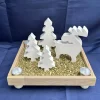 Adventskränze|HerzschlagDesign Advents-Tablett mit Elch & Tannen – moderne Weihnachtsdeko mit Stabkerzenhaltern auf Holztablett