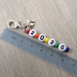 Tischdekoration|einfachpetra Anhänger '2026' mit Kleeblatt – Glücksbringer Charm als Geschenk, Gastgeschenk & kleine Aufmerksamkeit