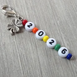 Tischdekoration|einfachpetra Anhänger '2026' mit Kleeblatt – Glücksbringer Charm als Geschenk, Gastgeschenk & kleine Aufmerksamkeit