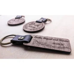 Accessoires|ArtisanGifts Anhänger aus Wallnussholz - Personalisiertes Hochzeitsgeschenk mit Initialen und Datum im stilvollen Kranz-Design