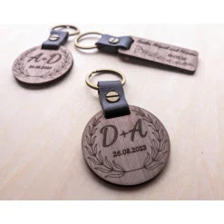 Accessoires|ArtisanGifts Anhänger aus Wallnussholz - Personalisiertes Hochzeitsgeschenk mit Initialen und Datum im stilvollen Kranz-Design
