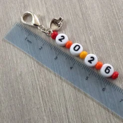 Tischdekoration|einfachpetra Anhänger Charm '2026' Glückspilz Geschenk – Kleine Aufmerksamkeit Silvester Neujahr
