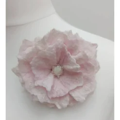 ANSTECKBLÜTE SARAH  handgearbeitet aus Naturmaterial Wolle & Seide in Weiß &  Rosé Accessoires
