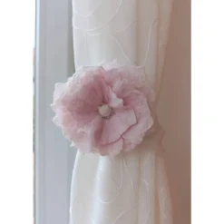 ANSTECKBLÜTE SARAH  handgearbeitet aus Naturmaterial Wolle & Seide in Weiß &  Rosé Accessoires