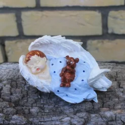 Clearance Baby Junge mit Teddy in Engelsflügel gebettet, handbemalt Gedenksteine